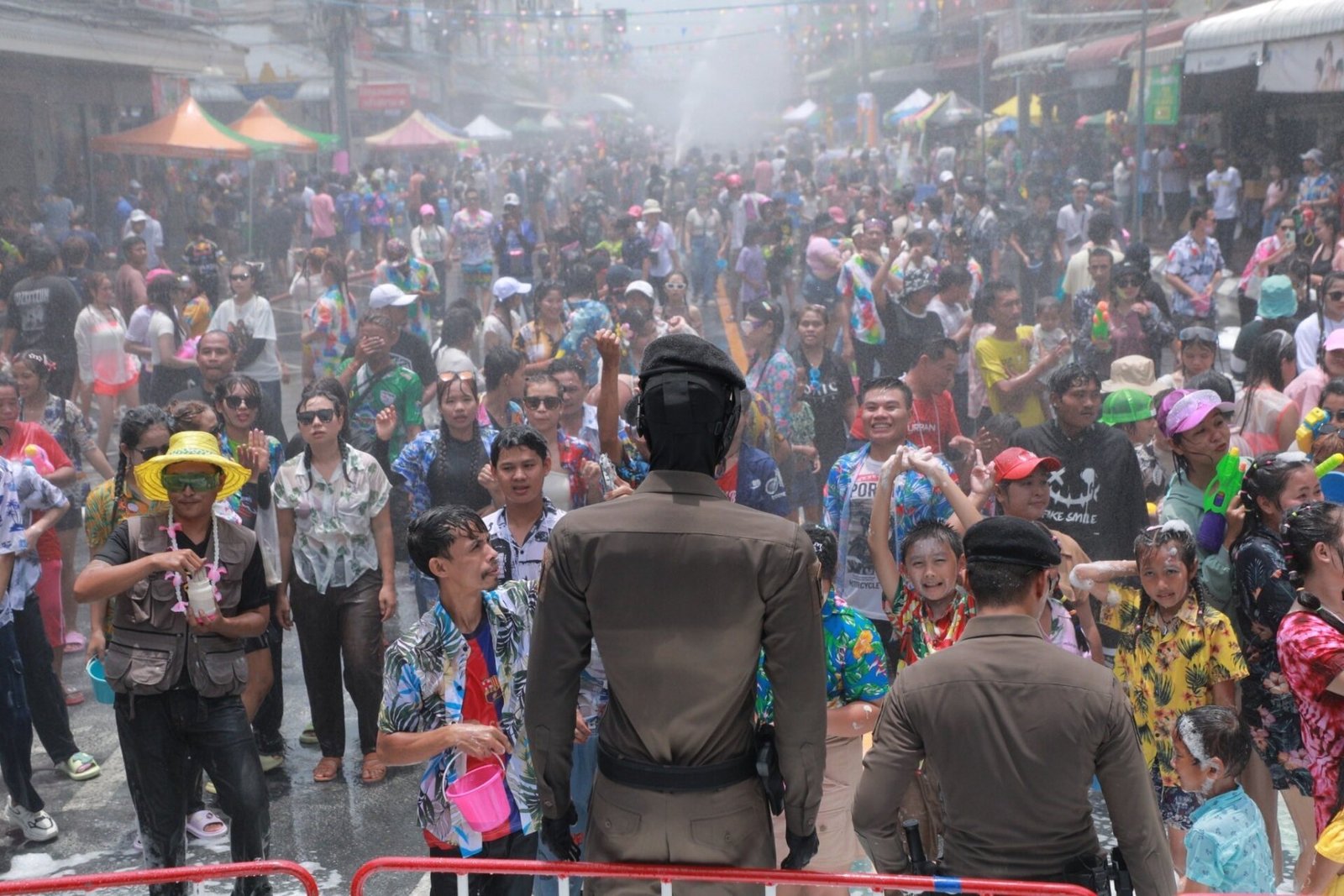 491997661_1103821875124435_3382721962893864050_n Thailand's robot cop faces a crowd of onlookers.