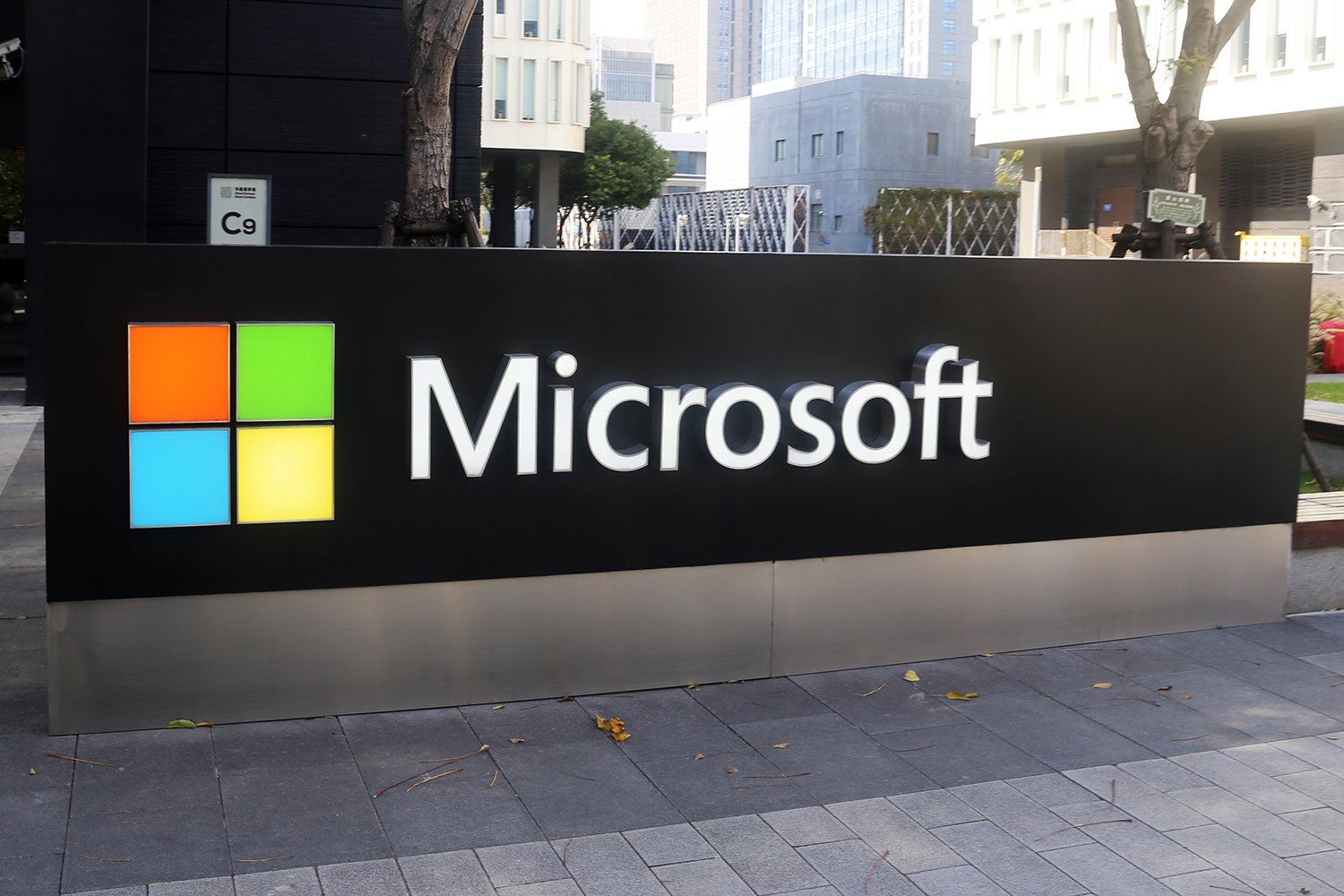 Microsoft’un Yapay Zeka Güvenlik Müdürü, Filistin Yanlısı Protesto Sonrası Yanlışlıkla Walmart’ın Gizli Yapay Zeka Planlarını Açığa Çıkardı