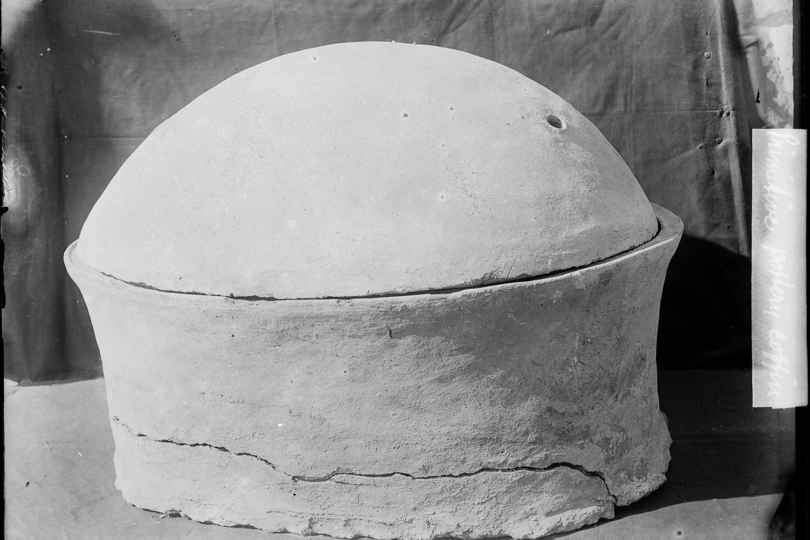 ancient_egyptian_coffin-cropped An ancient Egyptian pottery vessel