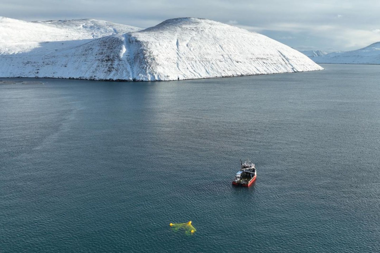 minesto_tidal_energy_kite_dragon_12_-1-2_mw A boat tows Minesto's Dragon 12 tidal energy kite in the Faroe Islands