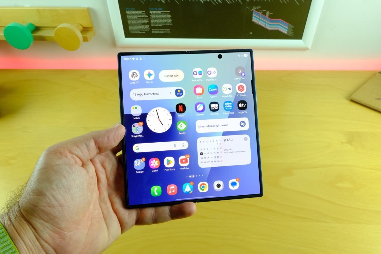 Samsung, Galaxy Z Fold 8’in katlanabilir ekran tasarımını yenilikçi bir şekilde gözden geçiriyor.