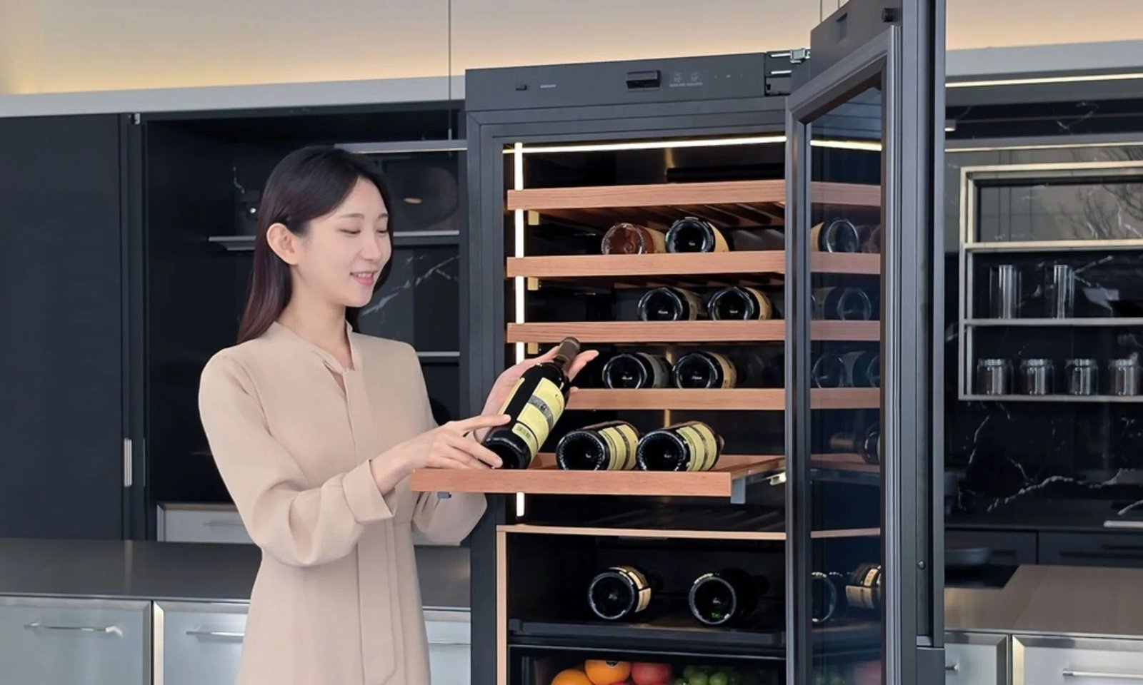 Samsung’un yapay zekâ ile donatılmış şarap dolabı: Şişeleri tek tek tanıyabiliyor.