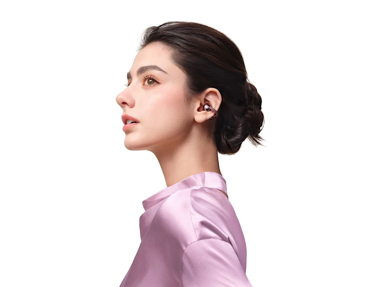 Huawei FreeClip 2, mürdüm rengiyle kulaklık tasarımına yeni bir soluk getiriyor.