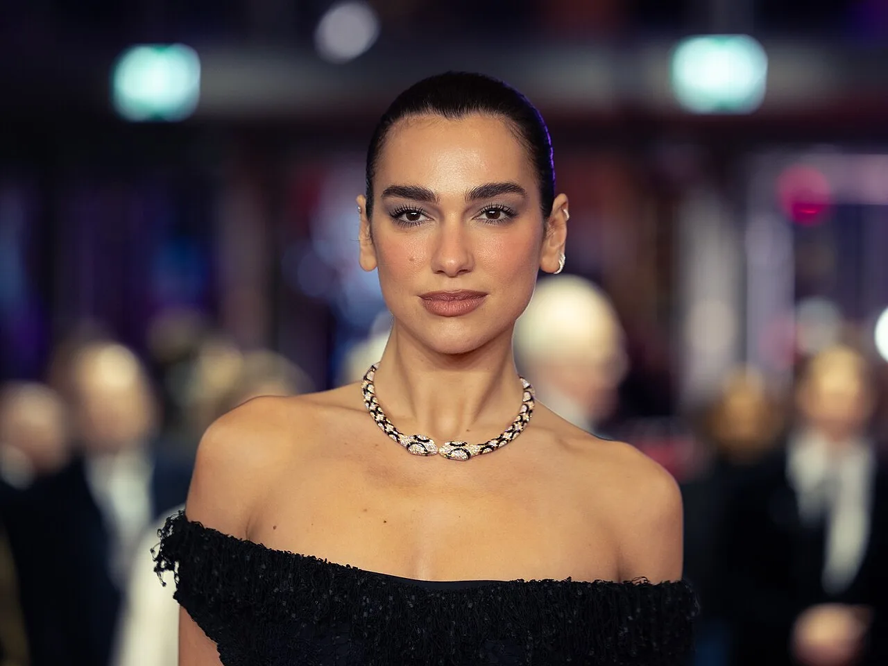 Dua Lipa, Samsung’un televizyon kutularında yer alan fotoğrafı nedeniyle mahkemeye başvurdu.