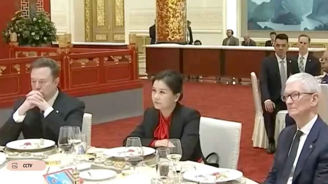 Tim Cook ve Elon Musk arasında oturan Çinli milyarder Zhang Yiming.