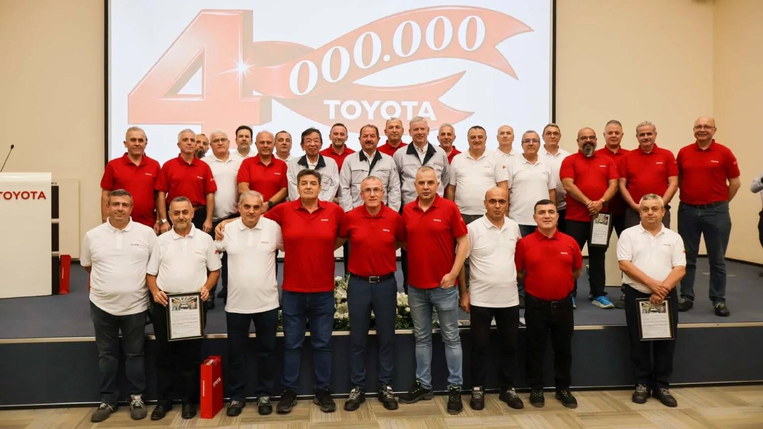 Toyota Sakarya, dört milyonuncu aracını üreterek hibrit araç alanında on yılı doldurdu.
