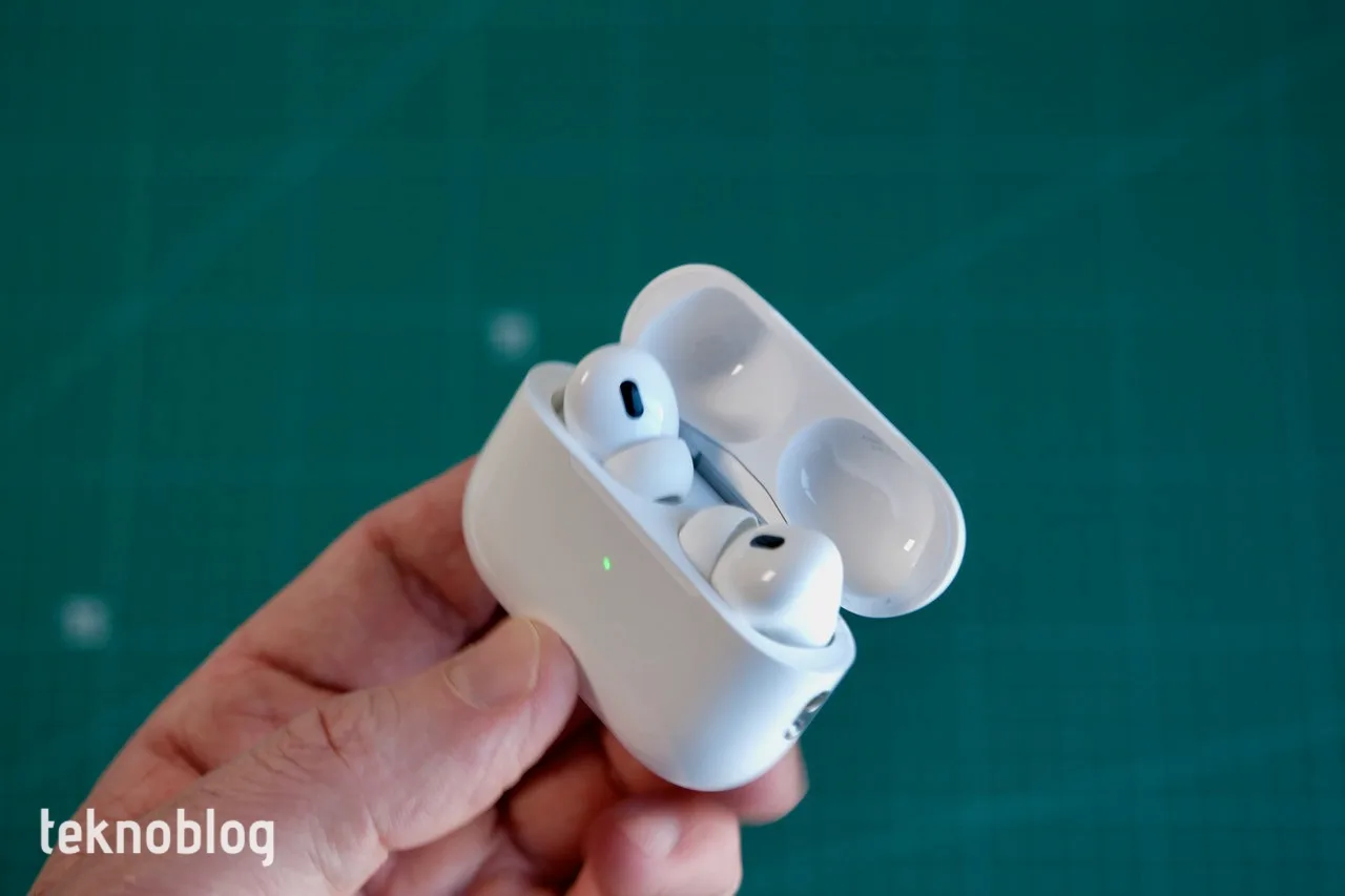 Apple, yeni nesil kameralı AirPods ile Siri’nin görsel yeteneklerini geliştirmeyi hedefliyor.