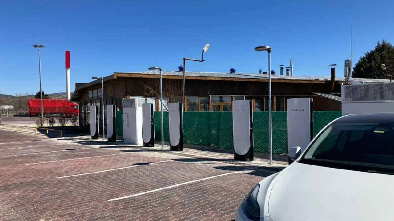 Tesla, Trabzon’da sekiz ünite kapasitesine sahip bir Supercharger istasyonu açtı.